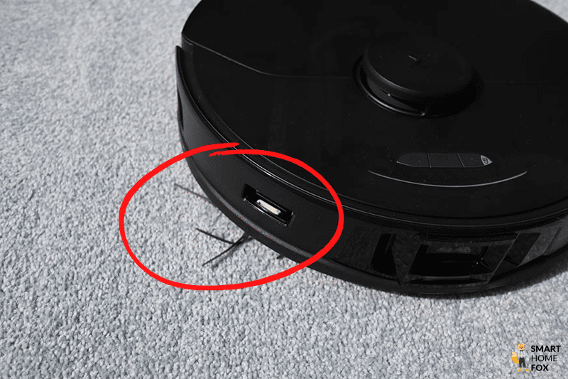 Die gummierte Seitenbürste des Roborock S7 MaxV verbiegt sich auf einem hochflorigen Teppich